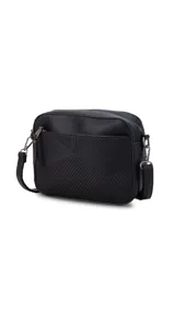 Bandolera negra de cuero sintético con bolsillo frontal texturizado, cierre de seguridad en el dorso y frente, correa extensible y compartimentos internos.