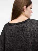 Sweater negro con textura brillosa, escote en V y manga larga.