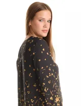 Blusa de gasa estampada en negro y amarillo, marca Zac & Rachel. Cuello a la base, escote en V con abertura de botones y manga larga con presilla y botón para regular el largo.