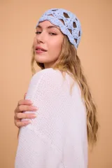 Casquet tejido a crochet color celeste, con diseño calado.