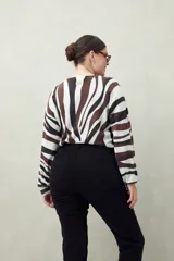 Jean chupín de tiro alto color azul oscuro, con bolsillos delanteros y traseros, confeccionado en denim con textura suave y leve elasticidad que se adapta al cuerpo.