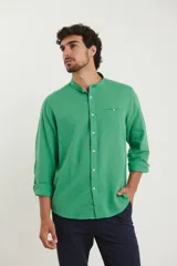 Camisa rosada de lino y algodón, con cuello mao, manga larga y bolsillo de parche en el pecho.