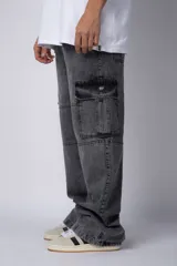 Pantalón jean azul de corte ancho, estilo cargo, con bolsillos laterales y detalles metálicos.