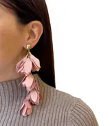 Aros colgantes con forma de cascada de pétalos rosados, con base dorada.