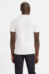 Remera blanca de algodón con logo Levi's Batwing estampado en rojo en el pecho.