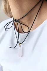 Gargantilla doble con choker de cuero negro y collar con dije de piedra natural marrón en forma de gota con engarce de acero quirúrgico hipoalergénico y tiento negro.