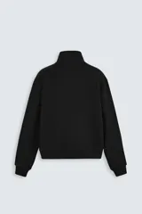 Sudadera negra de algodón con cuello alto y cierre de cremallera frontal. Corte relaxed fit, manga larga y terminaciones en rib.