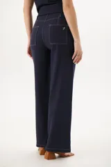Pantalón de lino azul marino de corte recto con cintura alta y cordón ajustable. Presenta costuras en contraste color blanco.