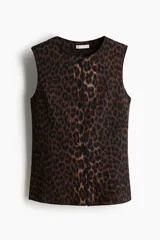 Chaleco de punto con estampado animal print, cuello redondo y cierre frontal con botones.