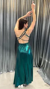 Vestido largo de fiesta color verde esmeralda brillante, de un solo hombro, con abertura en la pierna izquierda.