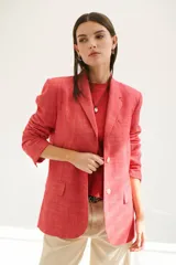 Blazer azul de lino con solapas de muesca, cierre frontal con botón y bolsillos con solapa.