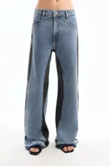 Pantalón de jean wide leg con diseño bicolor, con frente en denim celeste y laterales en denim gris oscuro.