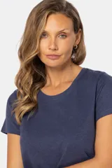 Remera de manga corta con cuello redondo, confeccionada en tejido suave de color celeste jaspeado.