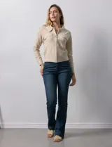 Cardigan color beige en tejido jacquard, con cuello con solapa y abertura central con cierre. Delantera con bolsillos simulados.