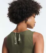 Vestido corto sin mangas color verde oliva con estampado de palmeras blancas.
