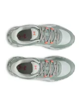 Championes Under Armour Charged Bandit Trail 3 para mujer, diseñados para trail running. Color verde con detalles en blanco y naranja.