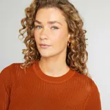 Sweater de punto calado color naranja, de manga corta y cuello redondo.