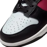 Zapatillas Nike Dunk High en blanco y negro, con el logo de Nike en negro en el lateral.
