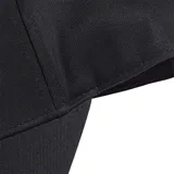 Gorro Adidas negro con logo de la marca bordado en blanco en el lateral y las tres tiras características en la visera.