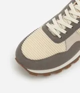 Championes de hombre marca Viko, estilo jogging, color azul marino y negro, con cordones y suela de goma. Confeccionados en material sintético con textura y recortes.