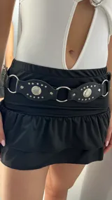 Minifalda negra de lycra tiro bajo con volados en el ruedo.