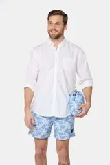 Short de baño celeste con estampado de hojas blancas, cintura elástica con cordón ajustable, dos bolsillos laterales y suspensor de malla fina.