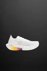 Zapatilla deportiva para correr largas distancias, color blanco. Parte superior fabricada en tejido de punto transpirable. Suela fabricada en TPE-A que ayuda en la absorción del impacto durante la carrera aportando estabilidad y ligereza. Placa de carbono interna que aumenta la reactividad de la pisada y proporciona un despegue más eficaz gracias al efecto resorte y un mayor ahorro de energía para el corredor. Plantilla interior OrthoLite® extraíble. Zara Athleticz.