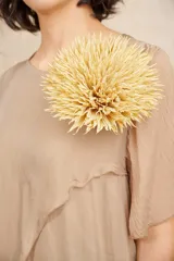 Broche prendedor con forma de flor erizo color beige.