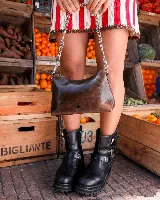 Cartera tipo baguette de cuero color rojo brillante, con correa de cadena plateada.