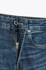 Jeans de tiro medio con cintura con trabillas, cinco bolsillos y corte bootcut.