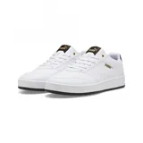 Championes Puma Court Classic blancos con detalles en negro y dorado.