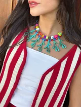 Collar corto con cuentas de colores de diferentes materiales: cristales checos, cuentas de madera y de cerámica. Se cierra con cadena de acero quirúrgico y ganchito para regular el largo.