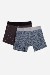 Pack de dos bóxers estampados, uno con diseño geométrico en tonos marrones y cintura elástica negra, y otro con estampado floral en tonos azules y cintura elástica gris.