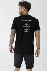 Remera celeste de corte clásico con cuello redondo y manga corta. Estampado pequeño en el pecho.