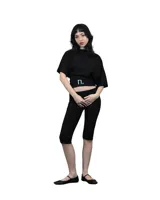 Conjunto deportivo negro compuesto por un top corto de mangas cortas y calzas capri.