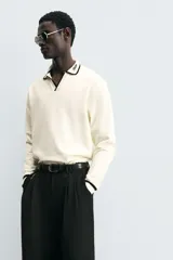 Polo color crema de corte relaxed fit, con cuello solapa con abertura frontal y manga larga. Presenta bordado combinado a contraste en cuello y acabados en rib.