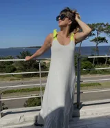 Vestido largo sin mangas color gris claro, con moños de atar en los hombros en color neón.