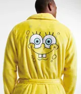 Bata de baño amarilla de fleece con mangas largas, bolsillos y lazo en la cintura. Tiene un bordado de Bob Esponja en la espalda.