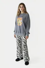 Buzo gris con cuello redondo y mangas largas. Estampado frontal con la palabra "Arizona" y un diseño del desierto con cactus, señal de la Ruta 66 y un correcaminos.