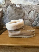 Pantuflas hechas a mano en cuero lanar color beige con interior de lana natural.