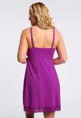 Chemise corta color violeta con breteles finos regulables y apliques de encaje en el escote y el ruedo.