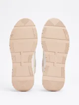 Zapatillas Tommy Hilfiger color beige con detalles en dorado. Confeccionadas en piel con monograma TH en la lengüeta y lateral. Suela de goma blanca y beige.