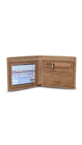 Billetera marrón de cuero con pespuntes gruesos. Interior con doble compartimento para billetes, visor, tarjeteros y bolsillos. Monedero interno con cierre.