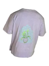 Remera de algodón premium color gris oscuro, de manga corta con diseño gráfico de un jarrón.