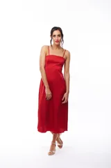 Vestido midi rojo de satén con escote cuadrado y breteles finos.