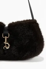 Cartera bandolera negra de tejido suave efecto peludito con detalles en tejido revestido, correa ajustable y trabilla con cierre de mosquetón.