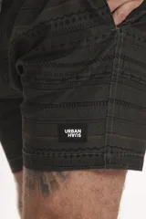 Short de baño color verde oscuro o negro con diseño texturizado o estampado sutil en franjas horizontales y detalles perforados. Posee cordón de ajuste trenzado en la cintura.