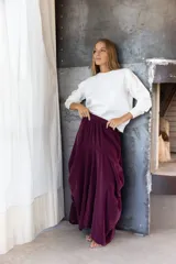 Pollera larga de pana color borgoña, con cintura elástica y bolsillos laterales.