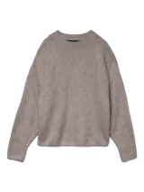 Sweater de punto grueso color beige, con cuello redondo y hombros caídos.