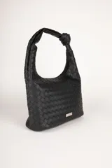 Cartera de símil cuero trenzado con asa fija, diseño elegante y tres bolsillos interiores.
